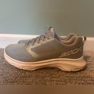 Skechers Women’s Gray Walking Shoes-size 8